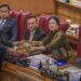 Menteri Koordinator Bidang Perekonomian Airlangga Hartarto (kiri) memberikan dokumen pandangan pemerintah kepada Ketua DPR Puan Maharani (kedua kanan) disaksikan Wakil Ketua DPR Rachmat Gobel (kedua kiri), Lodewijk Freidrich Paulus (tengah) dan Sufmi Dasco Ahmad (kanan) saat Sidang Paripurna DPR ke-19 Masa Persidangan IV Tahun Sidang 2022-2023, di Kompleks Parlemen, Senayan, Jakarta, Selasa (21/3/2023). (MASAPNEWS/ANT)