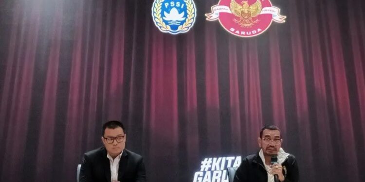 Anggota komite eksekutif PSSI Arya Sinulingga (kanan) menjawab pertanyaan para pewarta pada konferensi pers yang berlangsung di GBK Arena, Jakarta, Minggu (26/3/2023). (MASAPNEWS/ANT)