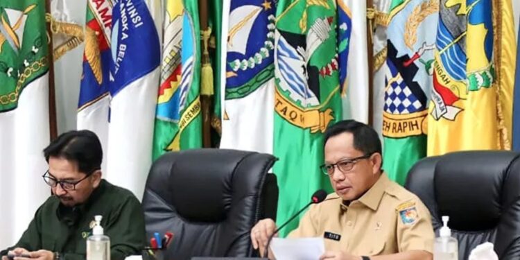 Menteri Dalam Negeri (Mendagri) Muhammad Tito Karnavian (kanan) saat memimpin Rapat Koordinasi (Rakor) Pengendalian Inflasi Daerah secara hibrid dari Gedung Sasana Bhakti Praja (SBP) Kantor Pusat Kementerian Dalam Negeri (Kemendagri), Jakarta, Senin (27/3/2023). (MASAPNEWS/ANT)