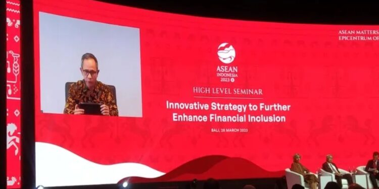 Ketua Dewan Komisioner OJK Mahendra Siregar dalam pemaparan virtual di sela Pertemuan Menteri Keuangan dan Bank Sentral ASEAN di Nusa Dua, Kabupaten Badung, Bali, Selasa (28/3/2023) (MASAPNEWS/ANT)