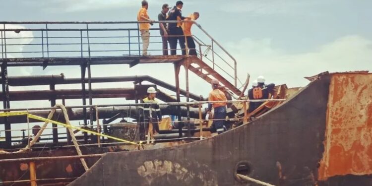 Tim investigasi memeriksa Kapal MT Kristin yang sebelumnya terbakar, kemudian dievakuasi ke dermaga PT Pantai Damai Sejahtera (PDS), Kabupaten Lombok Barat. Rabu (29/3/2023). (MASAPNEWS/ANT/HO-Polda NTB)