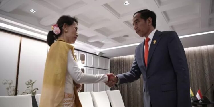 Foto arsip - Presiden Joko Widodo (kanan) berjabat tangan dengan Pemimpin Myanmar Aung San Suu Kyi saat pertemuan bilateral Indonesia-Myanmar di sela-sela KTT ASEAN ke-34 di Bangkok, Thailand, Sabtu (22/6/2019). (MASAPNEWS/ANT)