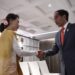 Foto arsip - Presiden Joko Widodo (kanan) berjabat tangan dengan Pemimpin Myanmar Aung San Suu Kyi saat pertemuan bilateral Indonesia-Myanmar di sela-sela KTT ASEAN ke-34 di Bangkok, Thailand, Sabtu (22/6/2019). (MASAPNEWS/ANT)
