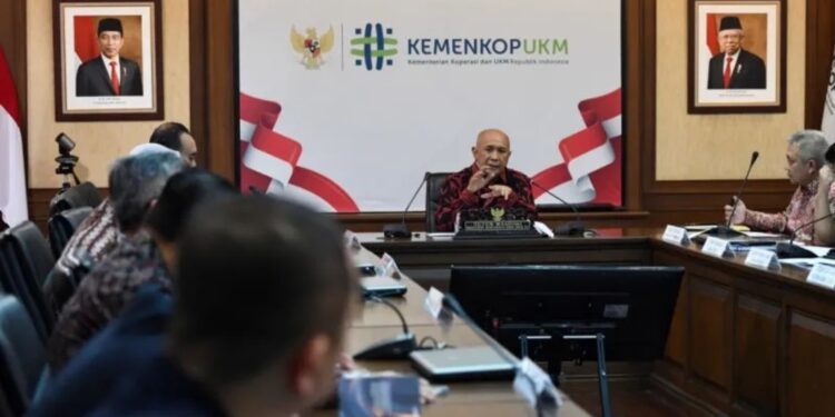 MenKopUKM Teten Masduki saat memimpin rapat koordinasi pembahasan skema penghapusan kredit macet UMKM, dengan Perwakilan Kemenko Perekonomian, Bank Indonesia, OJK, dan Bank Himbara (BRI, BSI, BNI dan Mandiri), di Jakarta, Rabu (29/3/2023). (MASAPNEWS/ANT/HO-KemenKopUKM)