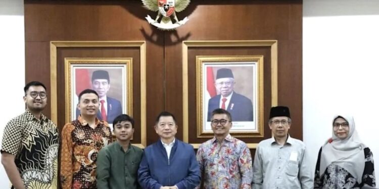 Menteri Badan Perencanaan Pembangunan Nasional (Bappenas) Suharso Monoarfa saat menerima audiensi Koordinator Perhimpunan Pelajar Indonesia untuk dunia Achyar Al Rasyid beserta jajarannya, Jakarta, Kamis (30/3/2023). (MASAPNEWS/ANT/Instagaram-@suharsomonoarfa)