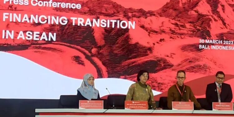 Ketua Dewan Komisioner OJK Mahendra Siregar (dua kanan) dalam konferensi pers Financing Transition in ASEAN di Kabupaten Badung, Bali, Kamis (30/03/2023). (MASAPNEWS/ANT)