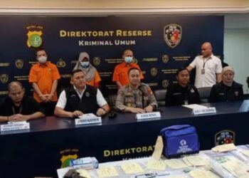 Direktur Reserse Kriminal Umum Polda Metro Jaya Kombes Pol Hengki Haryadi (kedua dari kiri) bersama Kabid Humas Polda Metro Jaya Kombes Pol Trunoyudo Wisnu Andiko (tengah) bersama jajaran saat konferensi pers pengungkapan kasus penipuan travel umrah di Jakarta, Kamis (30/3/2023). (MASAPNEWS/ANT)