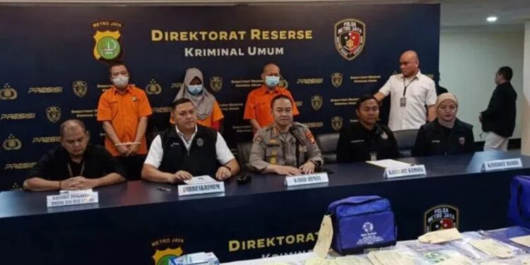 Direktur Reserse Kriminal Umum Polda Metro Jaya Kombes Pol Hengki Haryadi (kedua dari kiri) bersama Kabid Humas Polda Metro Jaya Kombes Pol Trunoyudo Wisnu Andiko (tengah) bersama jajaran saat konferensi pers pengungkapan kasus penipuan travel umrah di Jakarta, Kamis (30/3/2023). (MASAPNEWS/ANT)