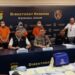 Direktur Reserse Kriminal Umum Polda Metro Jaya Kombes Pol Hengki Haryadi (kedua dari kiri) bersama Kabid Humas Polda Metro Jaya Kombes Pol Trunoyudo Wisnu Andiko (tengah) bersama jajaran saat konferensi pers pengungkapan kasus penipuan travel umrah di Jakarta, Kamis (30/3/2023). (MASAPNEWS/ANT)