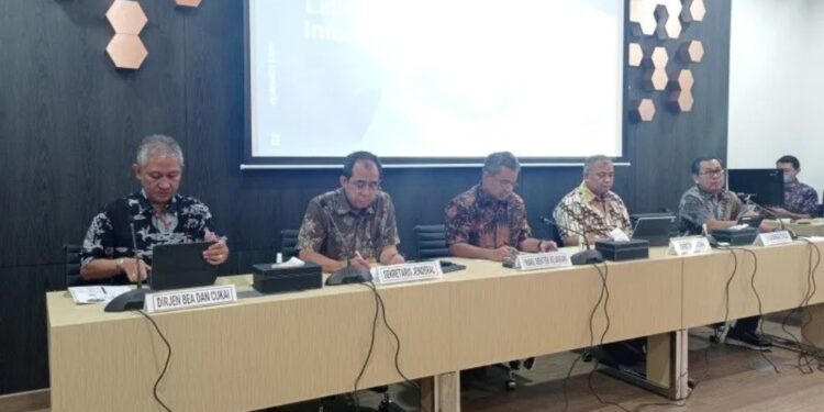 Wakil Menteri Keuangan Suahasil Nazara (tengah) dalam media briefing, di Jakarta, Jumat (31/3/2023). (MASAPNEWS/ANT)