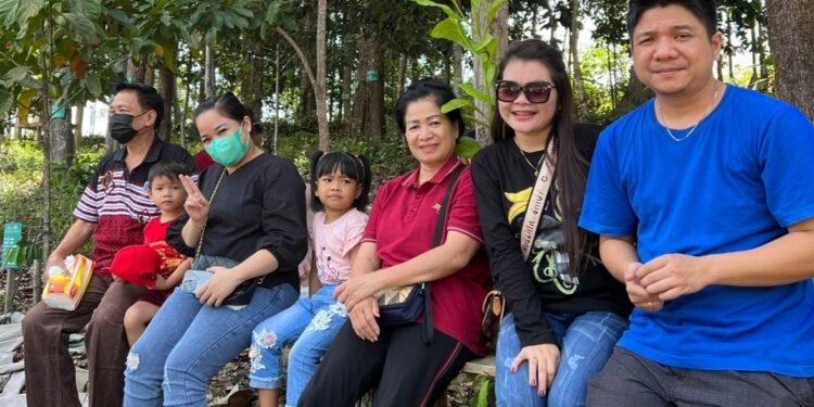 Legislator Kabupaten Gunung Mas, Lily Rusnikasi (baju merah) dan keluarga saat berlibur ke Tahura Lapak Jaru, Minggu (1/1/2023). (IST)