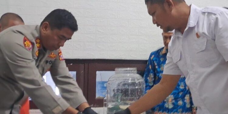 Kapolres Gunung Mas Asep B Saputra (kiri) didampingi Kasatres Narkoba Iptu Budi Utomo, memusnahkan barang bukti sabu, di Mapolres setempat, Selasa (21/3/2023). (MASAPNEWS/GCM)