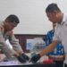Kapolres Gunung Mas Asep B Saputra (kiri) didampingi Kasatres Narkoba Iptu Budi Utomo, memusnahkan barang bukti sabu, di Mapolres setempat, Selasa (21/3/2023). (MASAPNEWS/GCM)