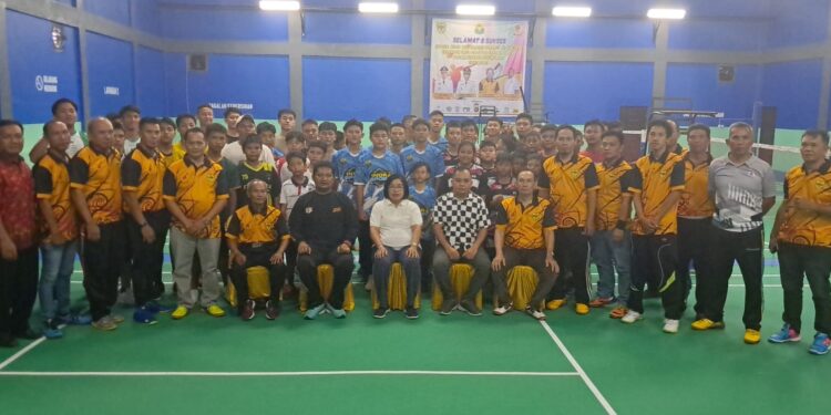 Wakil Bupati Gumas Efrensia L.P Umbing, Anggota DPRD Kabupaten Gumas Evandi, Ketua PBSI Kabupaten Gumas Totok Suwondo, bersama peserta, panitia, dan tamu undangan berfoto bersama usai pembukaan seleksi di Kuala Kurun, Jumat (3/3/2023). (MASAPNEWS/GCM)