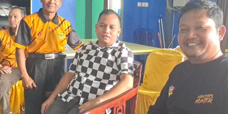 (Dari kanan) Kasatres Narkoba Polres Gunung Mas, Iptu Budi Utomo, Legislator Gunung Mas Evandi dan Ketua PBSI Gunung Mas Totok Suwondo saat pembukaan seleksi atlet bulu tangkis di Kuala Kurun, Jumat (3/3/2023). (IST)