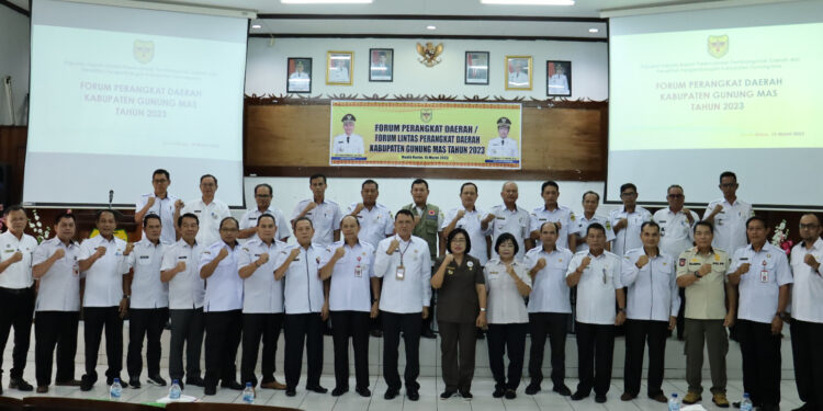 Wakil Bupati Gumas Efrensia LP Umbing dan lainnya berfoto bersama. (Foto : Diskominfosantik Gumas)
