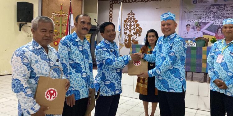 Bupati Gunung Mas Jaya S Monong menyerahkan cendera mata, usai membuka diklat in service, di GPU Tampung Penyang Kuala Kurun, 19 Maret 2023. (IST)