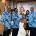 Bupati Gunung Mas Jaya S Monong menyerahkan cendera mata, usai membuka diklat in service, di GPU Tampung Penyang Kuala Kurun, 19 Maret 2023. (IST)