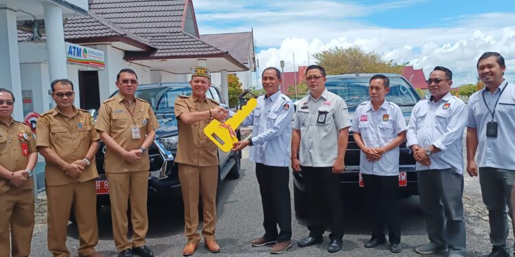 Bupati Gunung Mas, Jaya S Monong menyerahkan hibah kendaraan bermotor secara simbolis kepada Ketua KPU Gunung Mas, Stevenson, di Kuala Kurun, Senin (27/3/2023). (IST)