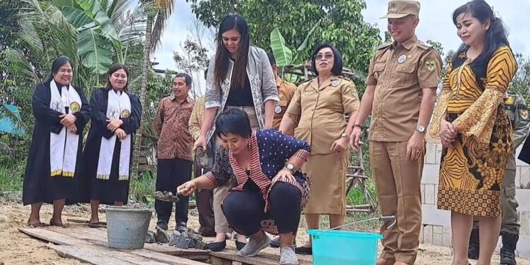 Legislator Kabupaten Gumas, Iceu Purnamasari melakukan peletakan batu pertama pembangunan pastori di GKE Hurung Bunut. (IST)