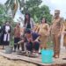 Legislator Kabupaten Gumas, Iceu Purnamasari melakukan peletakan batu pertama pembangunan pastori di GKE Hurung Bunut. (IST)
