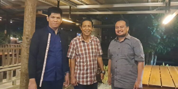Kepala KCP BRI Kuala Kurun, Agoes S (tengah), bersama Kepala BRI Unit Kuala Kurun Kristianto TRA (kanan) dan Kepala BRI Unit Tewah Fick Siyo Erdianto. (GCM/MN-3)