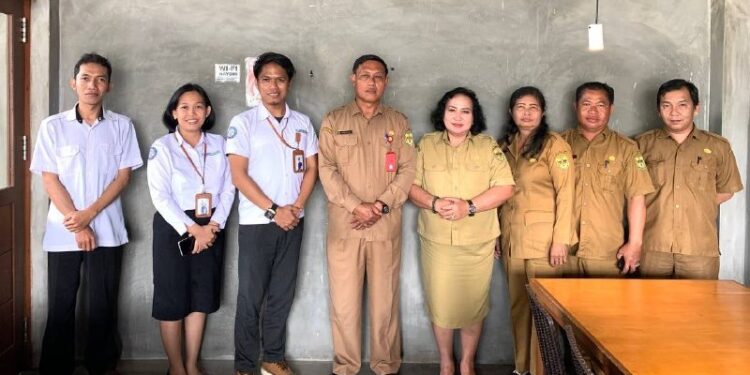 Kepala BPJS Kesehatan Kabupaten Gumas, Adi Suci Guntoro (ketiga dari kiri) bersama Kepala Dinas Sosial Kabupaten Gumas, Jhonson Ahmad (keempat dari kiri) dan lainnya, berfoto bersama usai pelaksanaan FGD di Kuala Kurun, Senin (20/3/2023). (Foto : BPJS Kabupaten Gumas)