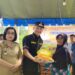 Bupati Gunung Mas, Jaya S Monong didampingi Wakil Bupati Efrensia LP Umbing menyerahkan paket bahan pokok kepada salah satu warga, saat pelaksanaan pasar murah di Kuala Kurun, Senin (3/4/2023). (Foto : Protokol dan Perjalanan Setda Gunung Mas)
