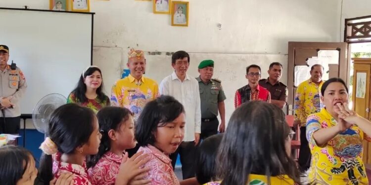 Bupati Gunung Mas Jaya S Monong dan Ketua TP PKK Gunung Mas Mimie Mariatie Jaya S Monong, bersama Profesor Yohanes Surya dan lainnya, melihat langsung suasana pelatihan metode gasing di SD Negeri 3 Kuala Kurun, Kamis (13/4/2023). (Foto : Protokol dan Perjalanan Setda Gunung Mas)