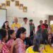 Bupati Gunung Mas Jaya S Monong dan Ketua TP PKK Gunung Mas Mimie Mariatie Jaya S Monong, bersama Profesor Yohanes Surya dan lainnya, melihat langsung suasana pelatihan metode gasing di SD Negeri 3 Kuala Kurun, Kamis (13/4/2023). (Foto : Protokol dan Perjalanan Setda Gunung Mas)