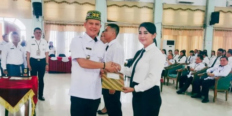 Bupati Gunung Mas, Jaya S Monong menyerahkan petikan SK CPNS di Kuala Kurun, Rabu (12/4/2023). (Foto : Protokol dan Perjalanan Setda Gunung Mas)