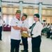 Bupati Gunung Mas, Jaya S Monong menyerahkan petikan SK CPNS di Kuala Kurun, Rabu (12/4/2023). (Foto : Protokol dan Perjalanan Setda Gunung Mas)