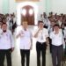 Bupati Gunung Mas Jaya S Monong dan lainnya, berfoto bersama tenaga kesehatan usai menyerahkan petikan SK PPPK di Kuala Kurun, Rabu (13/4/2023). (Foto : Protokol dan Perjalanan Setda Gunung Mas)
