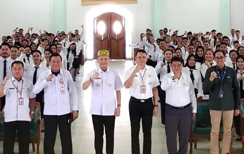 Bupati Gunung Mas Jaya S Monong dan lainnya, berfoto bersama tenaga kesehatan usai menyerahkan petikan SK PPPK di Kuala Kurun, Rabu (13/4/2023). (Foto : Protokol dan Perjalanan Setda Gunung Mas)