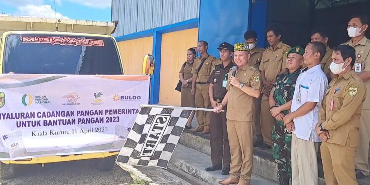Bupati Gunung Mas, Jaya S Monong melepas truk pengangkut cadangan beras pemerintah di Kuala Kurun, Selasa (11/4/2023). Rencananya truk pengangkut akan mengangkut cadangan beras bagi KPM di sejumlah kecamatan. (MASAPNEWS/GCM)