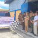 Bupati Gunung Mas, Jaya S Monong melepas truk pengangkut cadangan beras pemerintah di Kuala Kurun, Selasa (11/4/2023). Rencananya truk pengangkut akan mengangkut cadangan beras bagi KPM di sejumlah kecamatan. (MASAPNEWS/GCM)