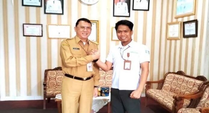 Pelaksana Harian Sekda Gunung Mas Richard (kiri) dan Kepala BPJS Kesehatan Gunung Mas Adi Suci Guntoro, berfoto bersama usai pertemuan koordinasi, di Kuala Kurun, Senin (10/4/2023). (IST)