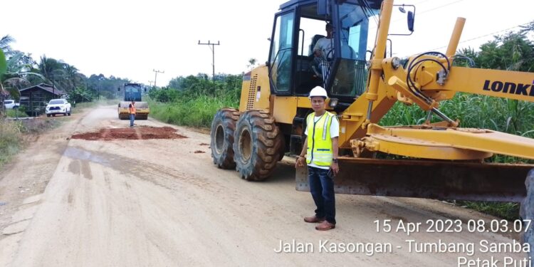 REALISASI : PT SEAL dalam langkah pertama perusahaan bergerak di tambang batu bara, yang mana Direktur PT IMN, Yanto E Saputra terjun langsung mengawasi perbaikan jalan rusak di beberapa titik jalan lintas Samba Kasongan.