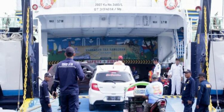 Dokumentasi--Kapal feri di Pelabuhan Jangkar Situbondo memuat penumpang. (MASAPNEWS/ANT)