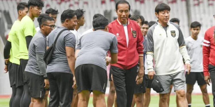 Presiden Joko Widodo (kedua kanan) didampingi pelatih Timnas U-20 Shin Tae-yong (kanan) menyalami pemain dan ofisial Timnas U-20 di Stadion Utama Gelora Bung Karno, Jakarta, Sabtu (1/4/2023). (MASAPNEWS/ANT)