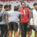 Presiden Joko Widodo (kedua kanan) didampingi pelatih Timnas U-20 Shin Tae-yong (kanan) menyalami pemain dan ofisial Timnas U-20 di Stadion Utama Gelora Bung Karno, Jakarta, Sabtu (1/4/2023). (MASAPNEWS/ANT)