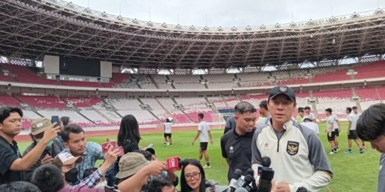 Pelatih timnas Indonesia Shin Tae-Yong menjawab pertanyaan para pewarta di Stadion Gelora Bung Karno, Jakarta, Sabtu (1/4/2023).(MASAPNEWS/ANT)