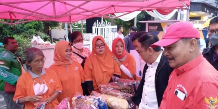 Wakil Ketua Komisi B DPRD Surabaya Anas Karno (tengah) saat menghadiri pembukaan Bazar Kampung Ramadhan hasil kolaborasi Lembaga Pemberdayaan Masyarakat Kelurahan (LPMK) dan delapan Ketua RW se-Kelurahan Wonokromo, Surabaya belum lama ini. (MASAPNEWS/ANT/HO-DPRD Surabaya)