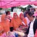 Wakil Ketua Komisi B DPRD Surabaya Anas Karno (tengah) saat menghadiri pembukaan Bazar Kampung Ramadhan hasil kolaborasi Lembaga Pemberdayaan Masyarakat Kelurahan (LPMK) dan delapan Ketua RW se-Kelurahan Wonokromo, Surabaya belum lama ini. (MASAPNEWS/ANT/HO-DPRD Surabaya)