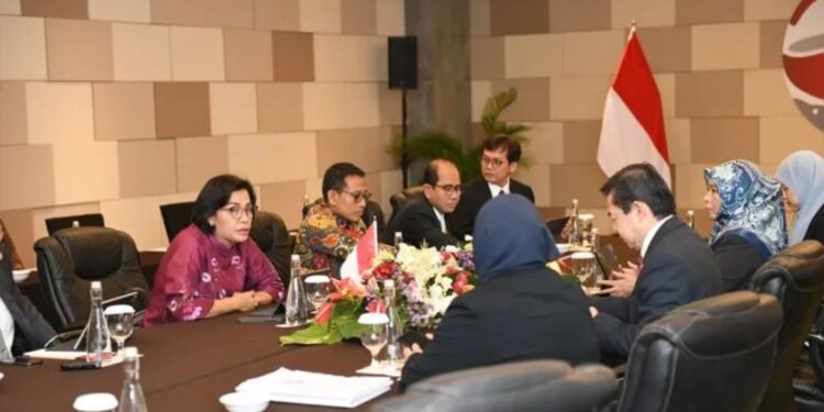 Menteri Keuangan (Menkeu) RI Sri Mulyani bertemu secara bilateral dengan Menteri Ekonomi dan Keuangan Brunei Darussalam Dato Amin Liew Abdullah di sela rangkaian pertemuan tingkat Menkeu dan Gubernur Bank Sentral ASEAN di Badung, Bali, Jumat (31/3/2023). (MASAPNEWS/ANT/HO-Kementerian Keuangan)