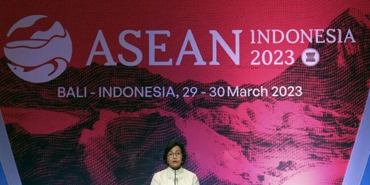 Arsip foto - Menteri Keuangan Sri Mulyani Indrawati menyampaikan paparan saat acara High Level Dialogue (Seminar) on Promoting Digital Financial Inclusion and Literacy for MSMEs di Bali Nusa Dua Convention Center, Badung, Bali, Rabu (29/3/2023). Acara tersebut merupakan rangkaian dari ASEAN Finance and Central Bank Governors Meeting (AFMGM) yang berkaitan dengan tiga Priorities Economic Deliverables (PEDs) Keketuaan ASEAN Indonesia yaitu Recovery-Rebuilding, Digital Economy, and Sustainability.