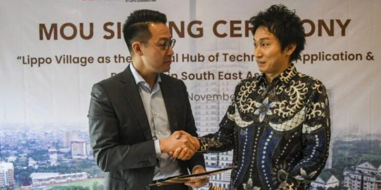 Arsip Foto - CEO Lippo Karawaci John Riady (kiri) berjabat tangan dengan Vice President and Head of Global Business Strategy, SoftBank Corp Hidebumi Kitahara (kanan) usai menandatangani perjanjian kerjasama PT Lippo Karawaci Tbk dengan SoftBank Corp di Jakarta, Kamis (28/11/2019). (MASAPNEWS/ANT)