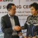 Arsip Foto - CEO Lippo Karawaci John Riady (kiri) berjabat tangan dengan Vice President and Head of Global Business Strategy, SoftBank Corp Hidebumi Kitahara (kanan) usai menandatangani perjanjian kerjasama PT Lippo Karawaci Tbk dengan SoftBank Corp di Jakarta, Kamis (28/11/2019). (MASAPNEWS/ANT)