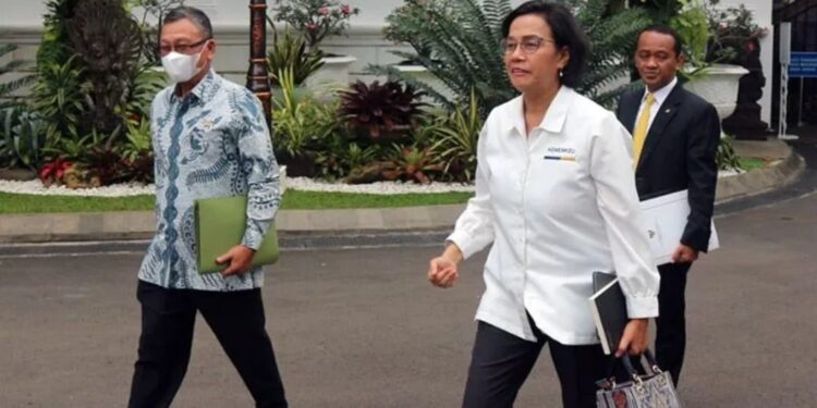 Menteri ESDM Arifin Tasrif (kiri), bersama dengan Menteri Keuangan Sri Mulyani dan Menteri Investasi Bahlil Lahadalia usai rapat dengan Presiden Joko Widodo di Istana Kepresidenan Jakarta, Senin (3/4/2023). (MASAPNEWS/ANT)
