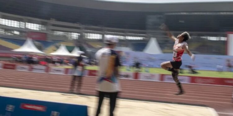 Ilustrasi - Atlet lompat jauh Indonesia Rica Oktavia melakukan lompatan pada nomor lompat jauh F20 ASEAN Para Games 2022 di Stadion Manahan, Solo, Jawa Tengah, Selasa (2/8/2022). (MASAPNEWS/ANT)